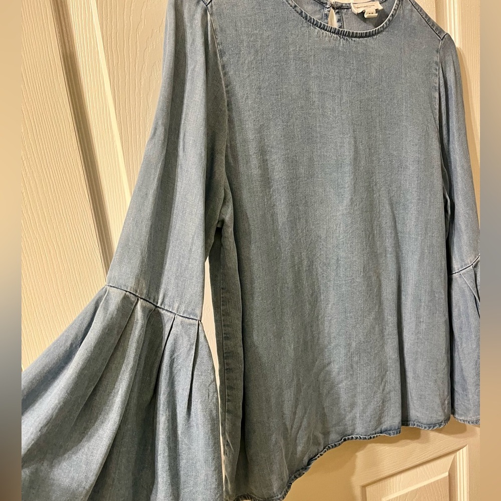 Beachlunchlounge (Nordstrom Rack); Jean Crew Neck, Bell Sleeve Top; Size: S